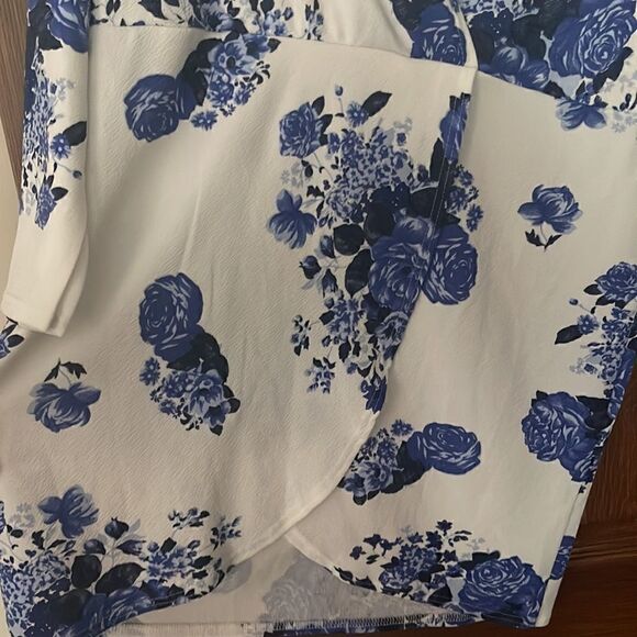 Gorgeous Blue Floral Wrap Style Dress - Picture 4 of 8